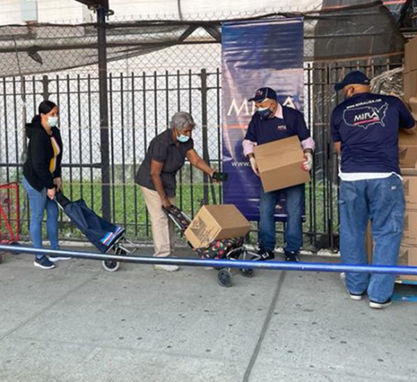 Entrega de Alimentos con el Food Bank de New York.