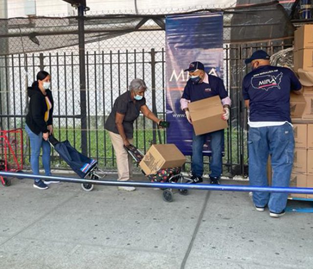 Entrega de Alimentos con el Food Bank de New York.