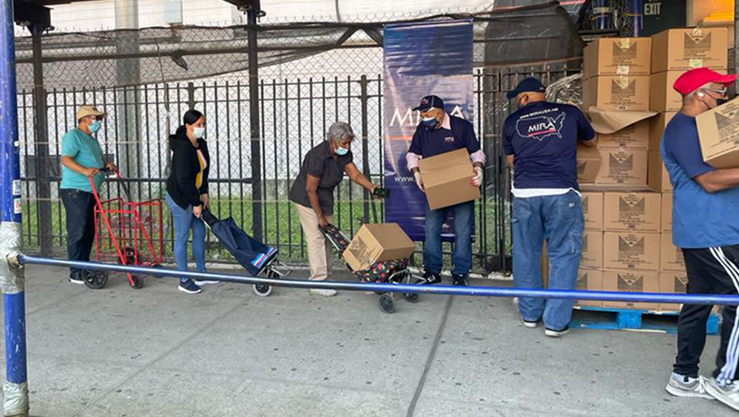 Entrega de Alimentos con el Food Bank de New York.