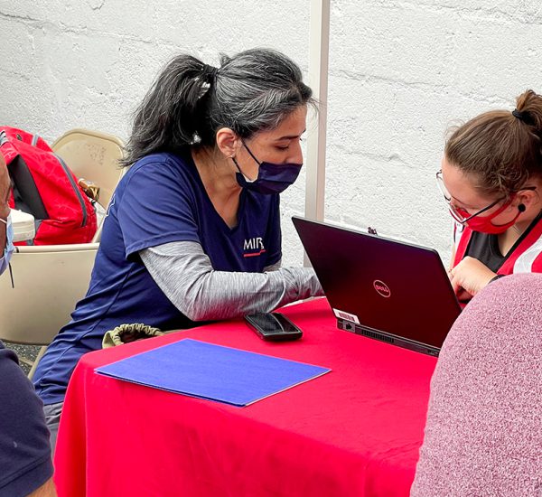 Voluntarios apoyan labor de traducción en Paterson