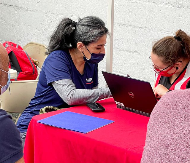 Voluntarios apoyan labor de traducción en Paterson