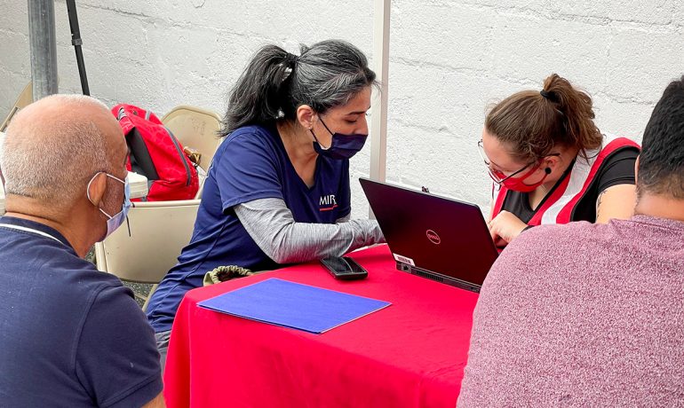 voluntarios de la sede Clifton-Paterson participaron en un evento de la Cruz Roja Americana
